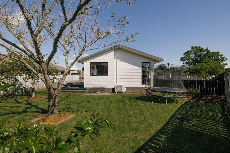 21 Peppertree Glade, Kelvin Grove, Palmerston North - Carousel 1