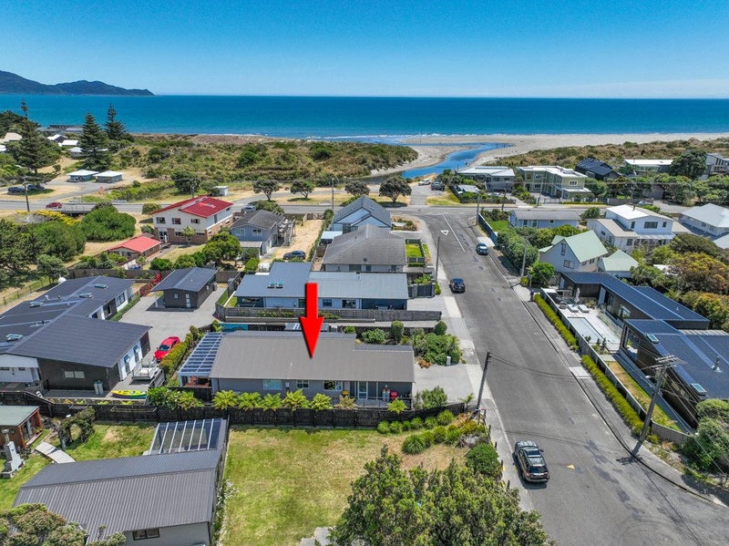6 Konini Crescent, Waikanae Beach, Waikanae - Carousel 1