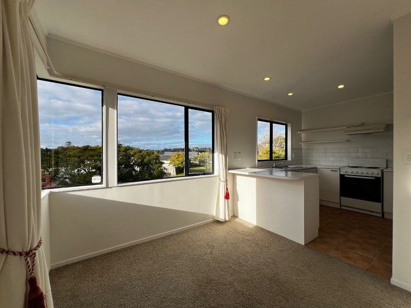 1A Romulus Place, Totara Vale, Auckland - Carousel 2
