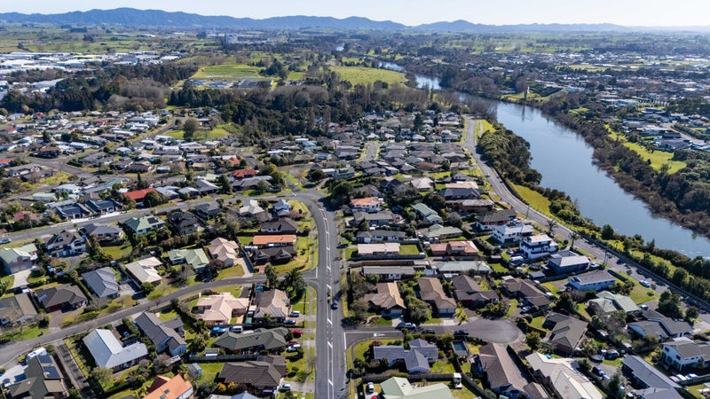 1 Jean Place, Pukete, Hamilton - Carousel 26