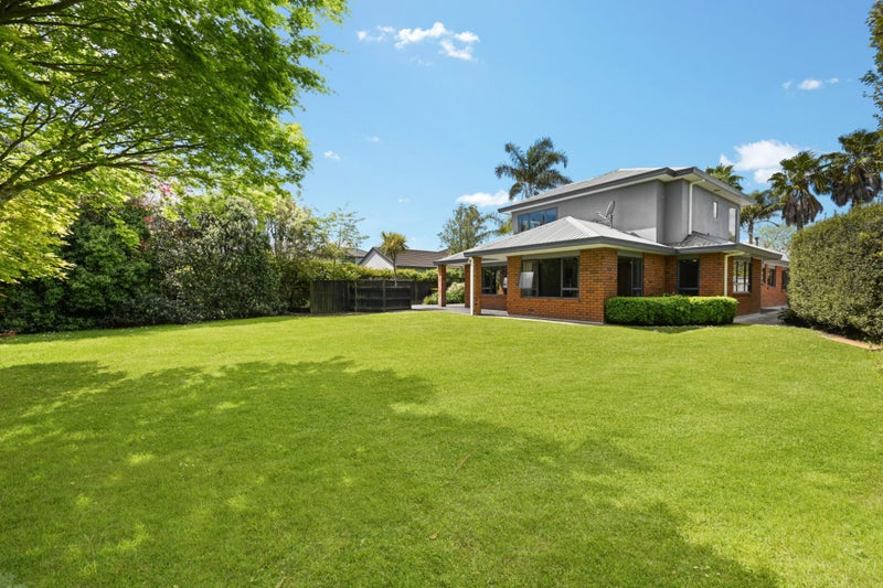 17 Montrose Crescent, Huntington, Hamilton - Carousel 2