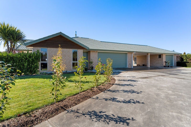 24 Mill Grove, Clareville, Carterton - Carousel 1
