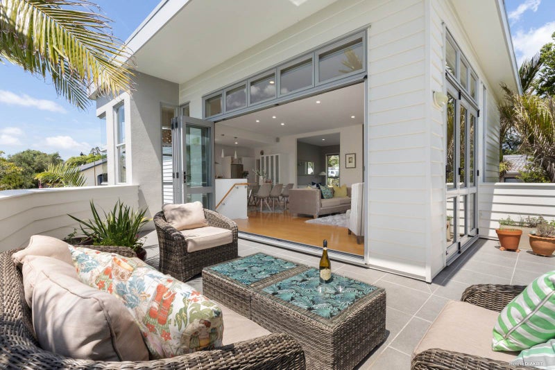 6 Frenz Drive, Titirangi, Auckland - Carousel 1