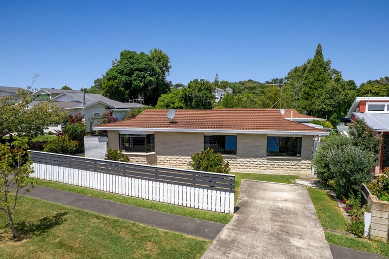 2 Nixon Street, Whanganui East, Whanganui - Carousel 1