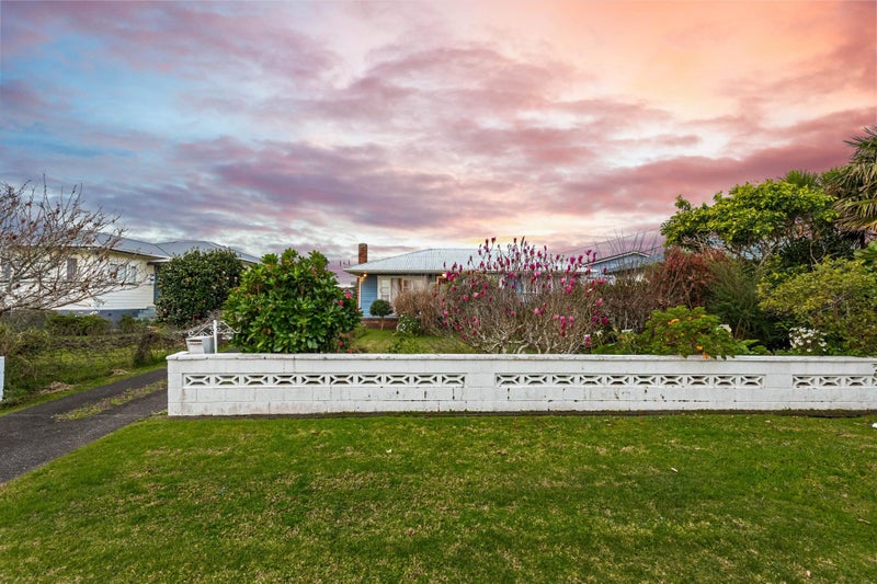 7 Abbotleigh Avenue, Te Atatu Peninsula, Auckland - Carousel 2