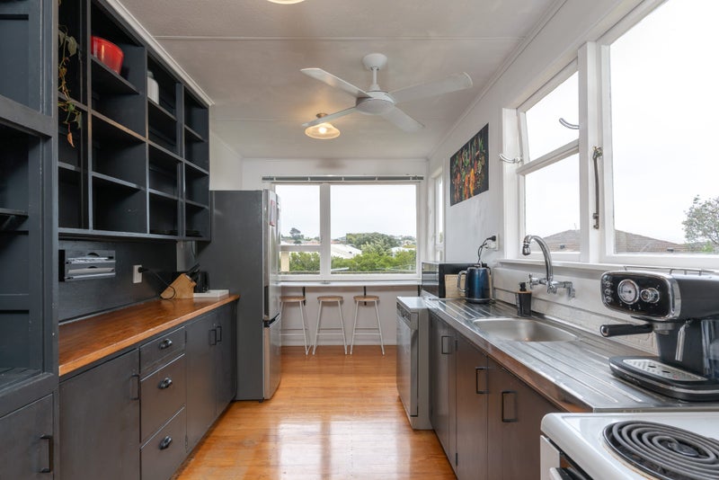 9 Sasanof View, Ascot Park, Porirua - Carousel 2