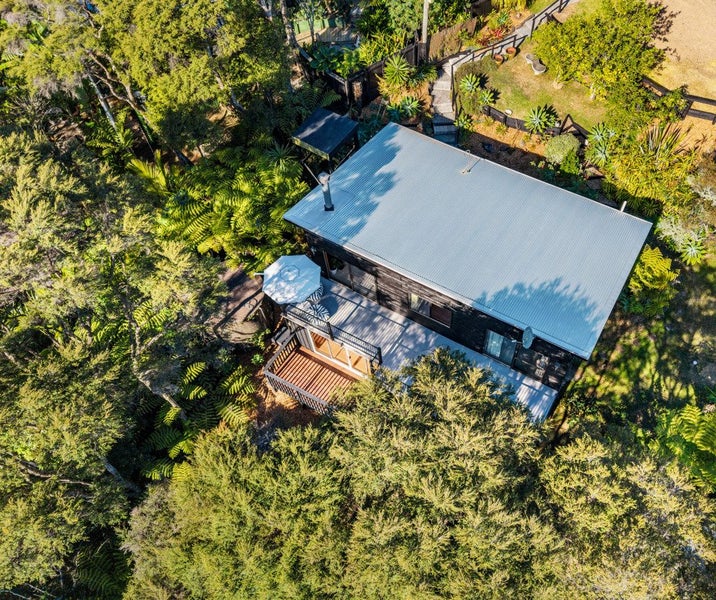 10 Crescent Road East, Ostend, Waiheke Island - Carousel 1