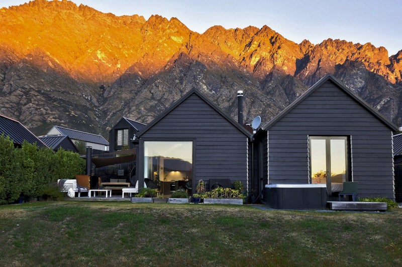 17 McKenzies Shute, Jacks Point, Queenstown-Lakes, Otago - Carousel 1