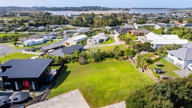 5 Daphne Place, Mangawhai - Carousel 1