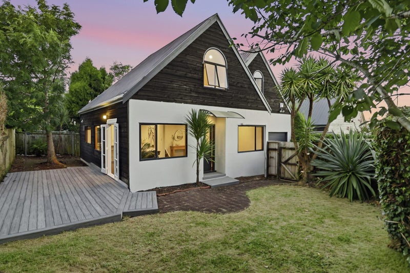 1B Pelham Avenue, Point Chevalier, Auckland - Carousel 1