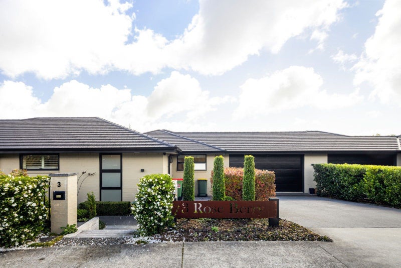 3 Rose Berry Crescent, Flagstaff, Hamilton - Carousel 1