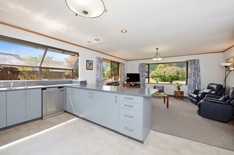 11 Hurunui Street, Waikanae - Carousel 2