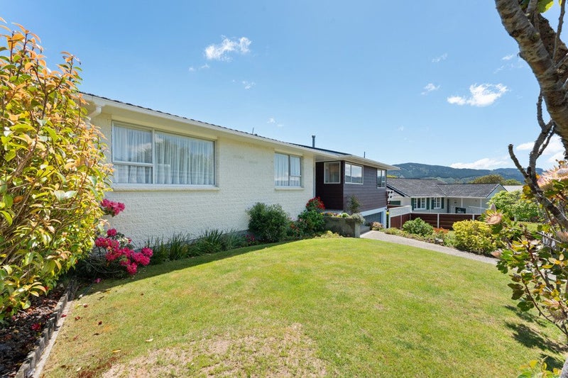 1 Dunrobin Grove, Silverstream, Upper Hutt - Carousel 2