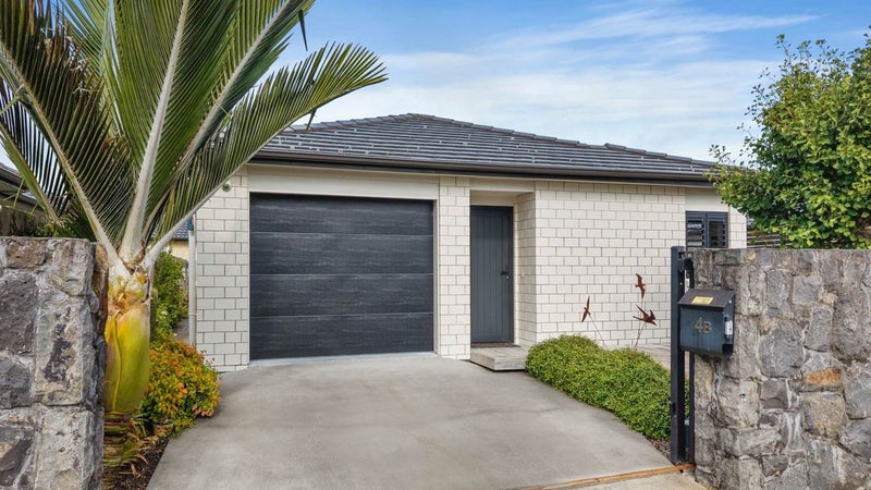 4B Lillian Place, Orewa, Orewa - Carousel 1