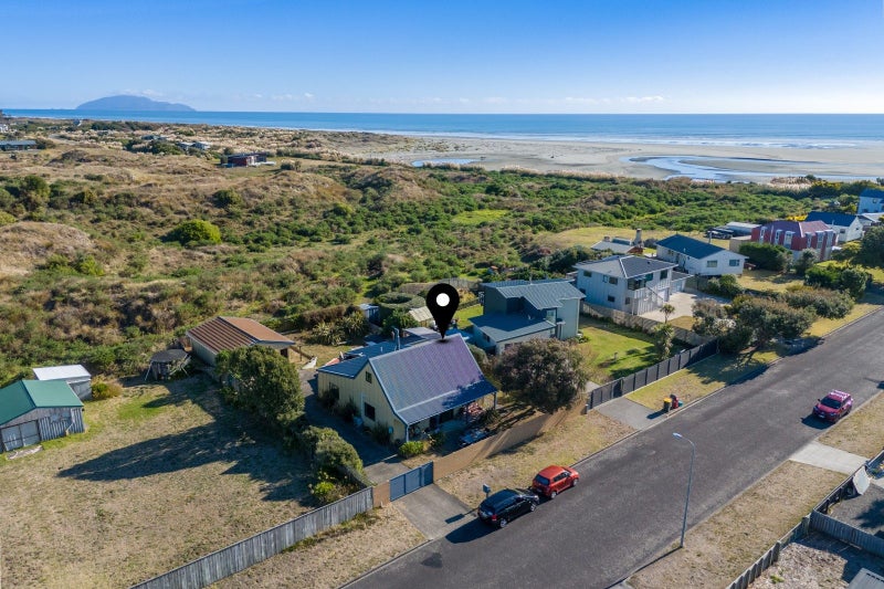 6 James Street, Waikawa Beach, Levin - Carousel 1