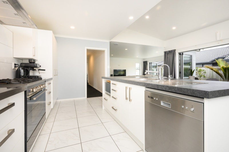 17 Lorenzo Place, Kelvin Grove, Palmerston North - Carousel 2