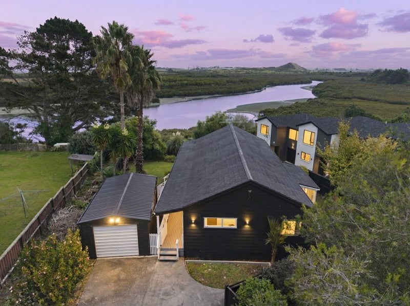 20 Rukumoana Place, Clendon Park, Manukau City, Auckland - Carousel 1