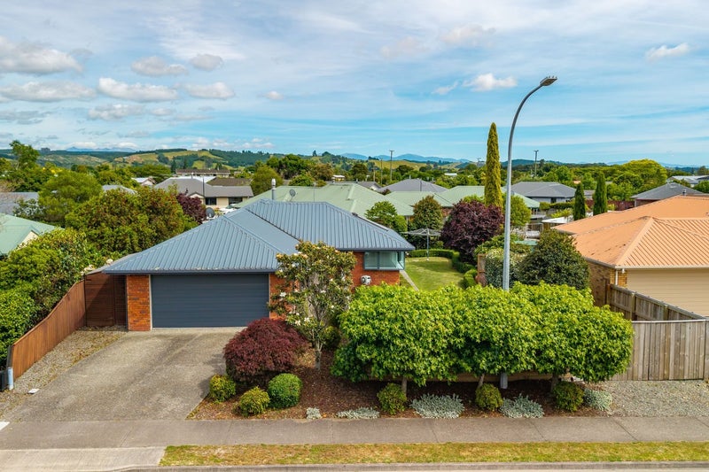 53 Starveall Street, Brightwater - Carousel 1