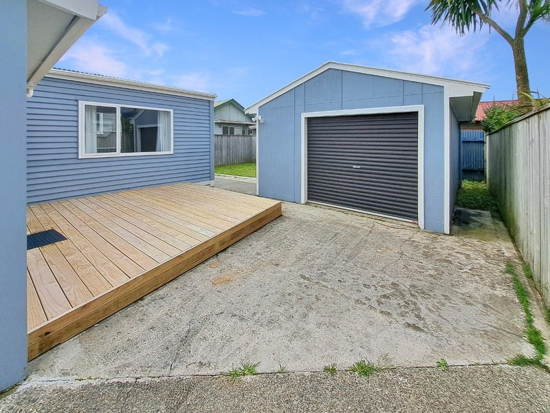 221 The Esplanade, Petone, Lower Hutt - Carousel 2