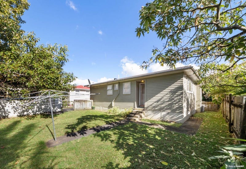 39 Universal Dr, Henderson, Waitakere City, Auckland - Carousel 1