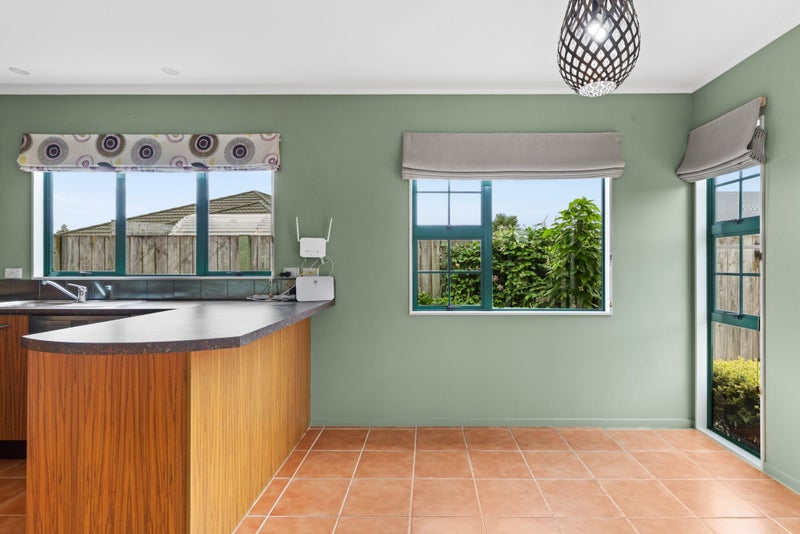 199 Frimley Oaks, Frimley, Hastings - Carousel 17