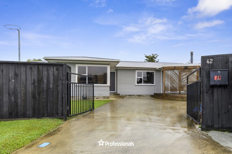 42 Mountbatten Grove, Clouston Park, Upper Hutt - Carousel 1