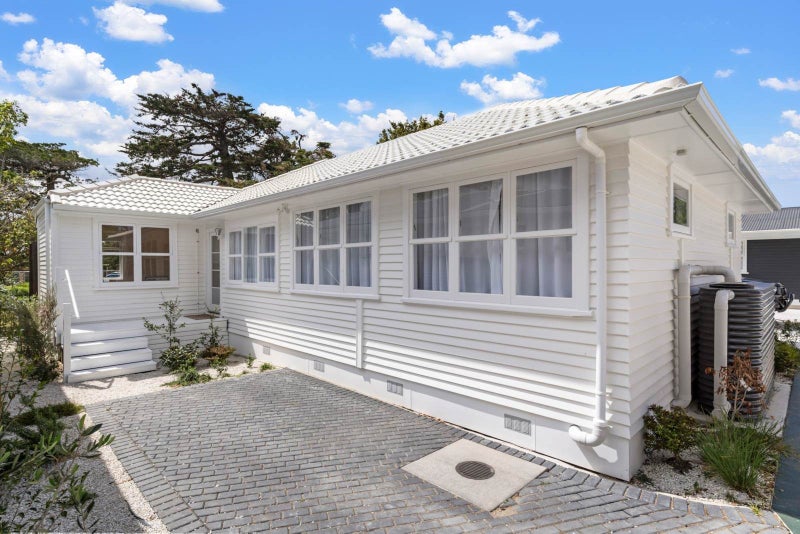 24D Clinton Avenue, Te Atatu Peninsula, Auckland - Carousel 1