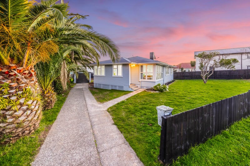21 Farnborough Crescent, Mangere, Auckland - Carousel 1