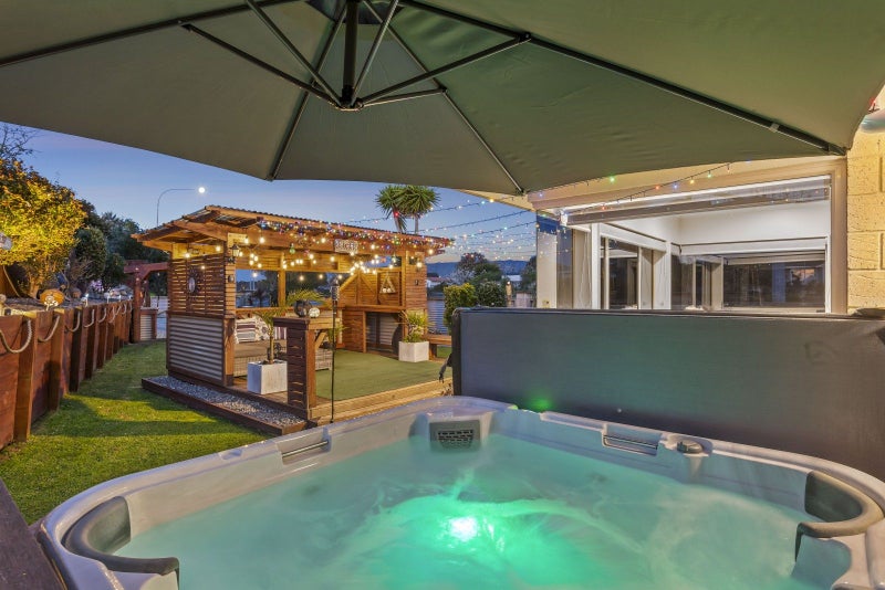 170 Guildford Drive, Paraparaumu Beach, Paraparaumu - Carousel 2