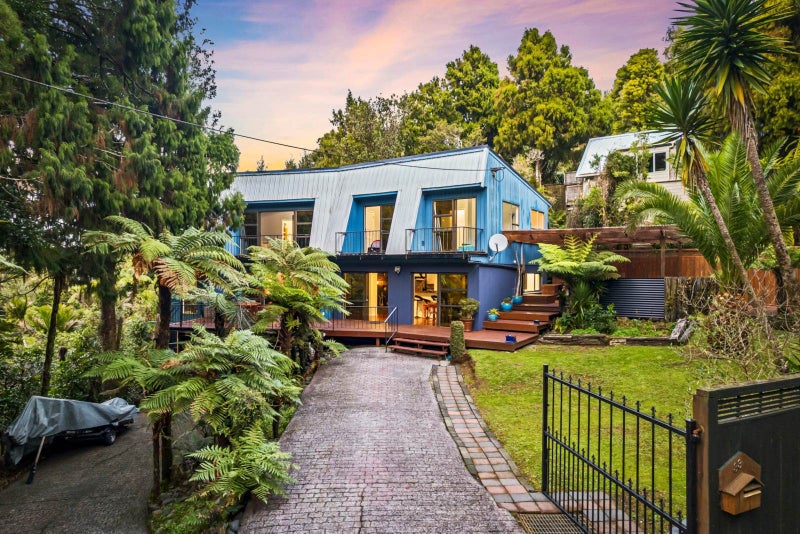 33 Quinns Road, Waiatarua, Auckland - Carousel 1