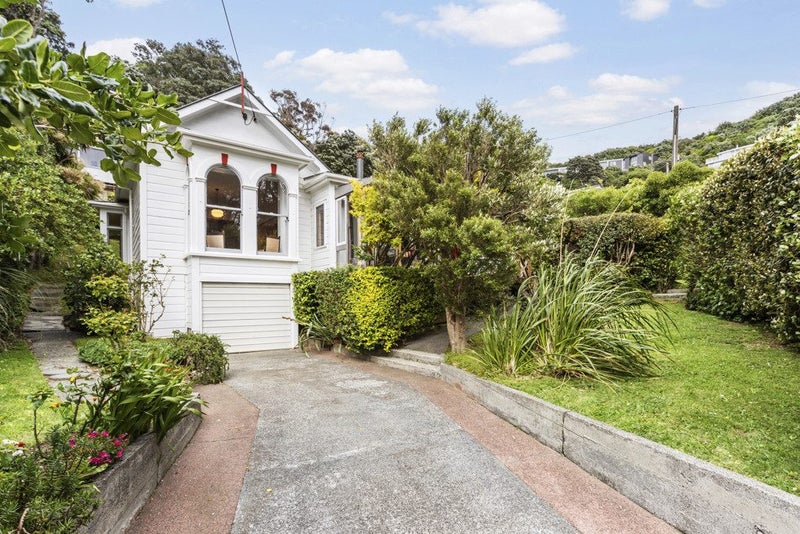 1 Valley Street, Island Bay, Wellington - Carousel 1