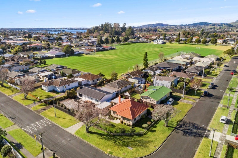 2 Pemberton Crescent, Greerton, Tauranga - Carousel 22