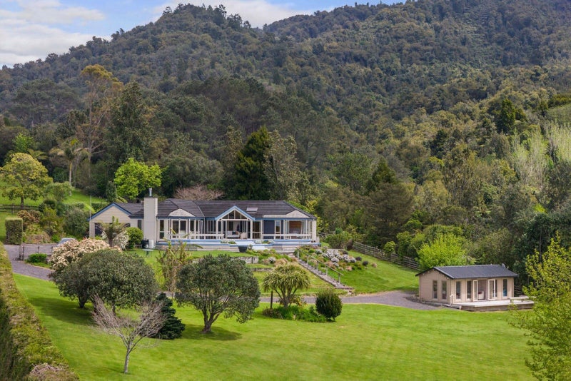 320 Lindemann Road, Katikati - Carousel 1