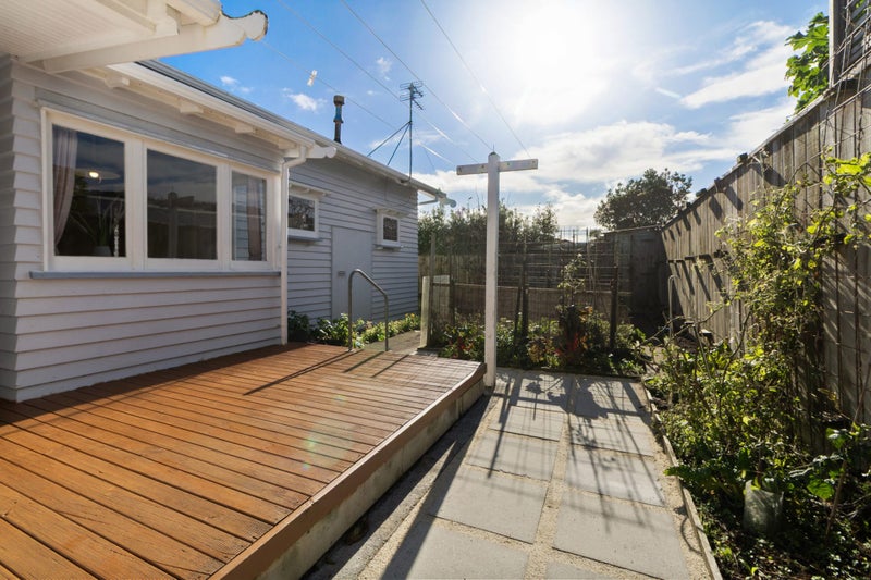 297 The Parade, Island Bay, Wellington - Carousel 2