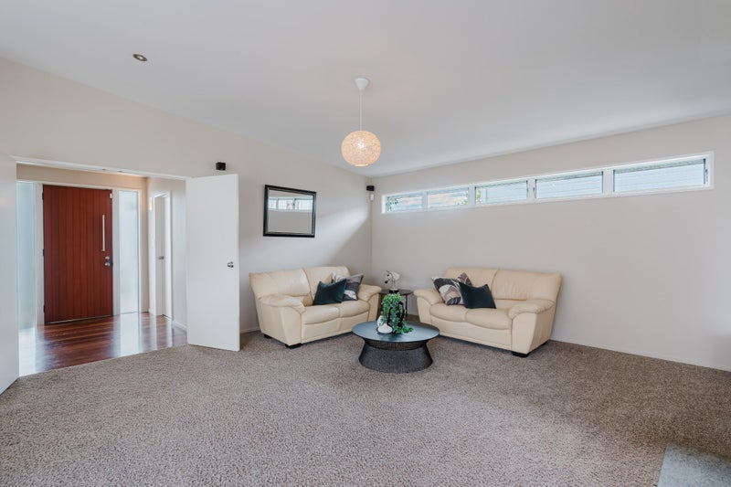 92 St James Drive, Huntington, Hamilton - Carousel 2