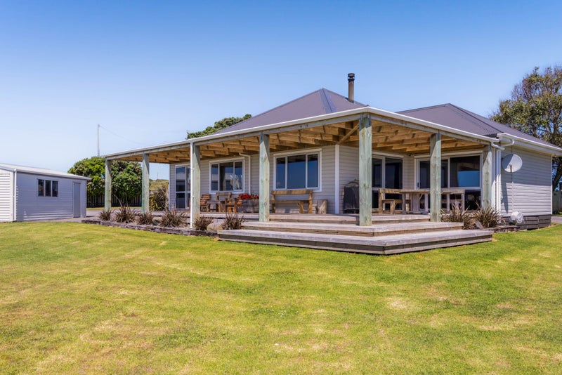 8 Moana Street, Hawera - Carousel 1