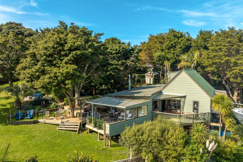 18 Te Makiri Road, Onetangi, Waiheke Island - Carousel 1