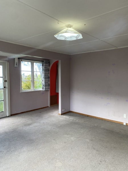 39 Roberts Street, Tawa, Wellington - Carousel 1