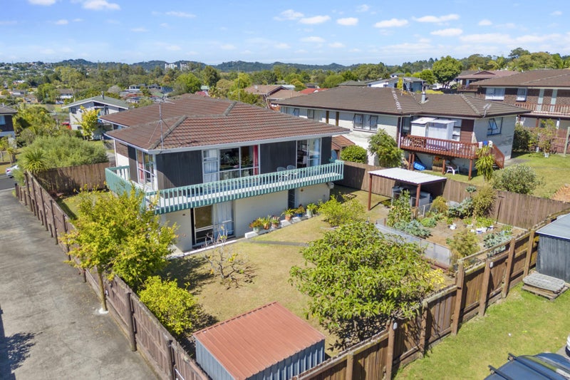 9 Darlington Place, Glendene, Auckland - Carousel 2