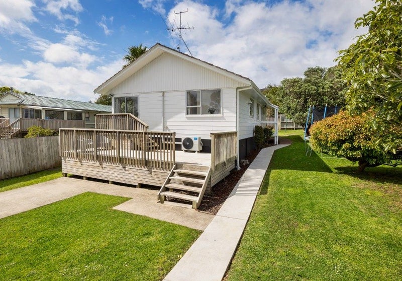 42 Claverdon Drive, Massey, Auckland - Carousel 1