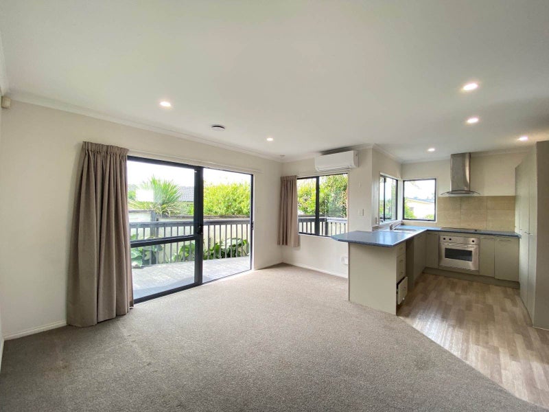23 Medina Place, Half Moon Bay, Auckland - Carousel 1