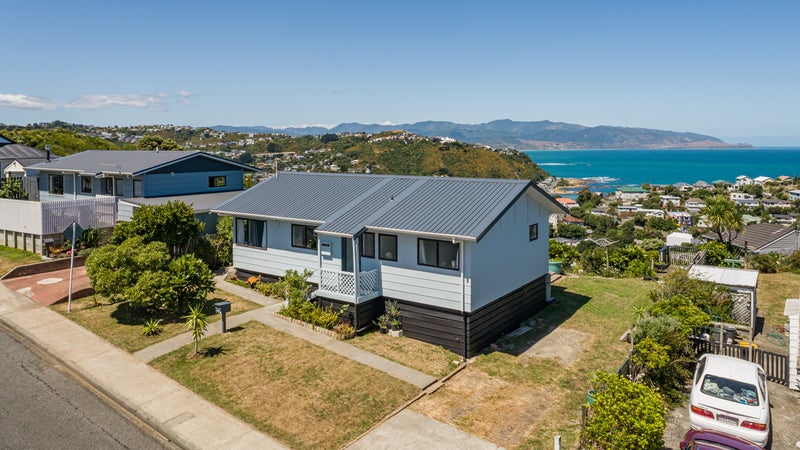 48 Frobisher Street, Island Bay, Wellington - Carousel 1