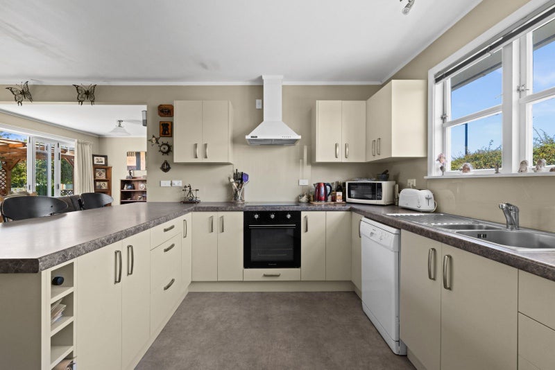 16 Clarence Cox Crescent, Pirimai, Napier - Carousel 2
