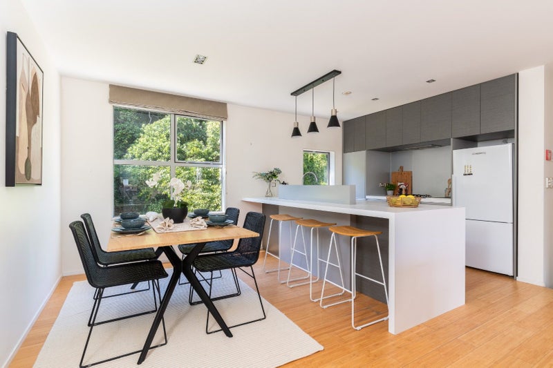 10 Saddleback Grove, Karori, Wellington - Carousel 2