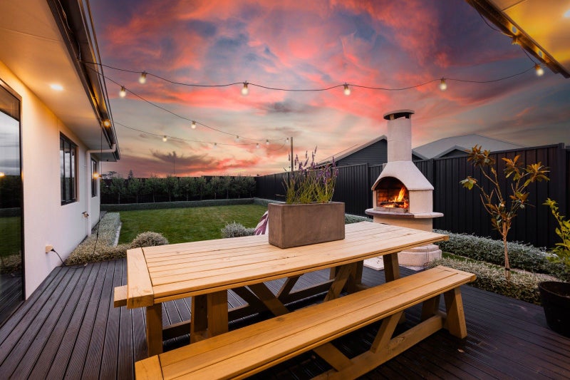 15 Dinneen Close, Frimley, Hastings - Carousel 1