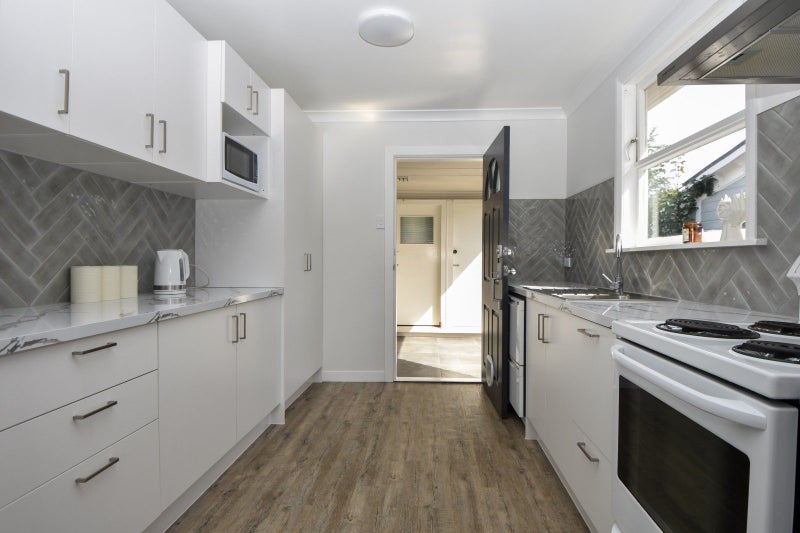 226 High Street South, Carterton - Carousel 2