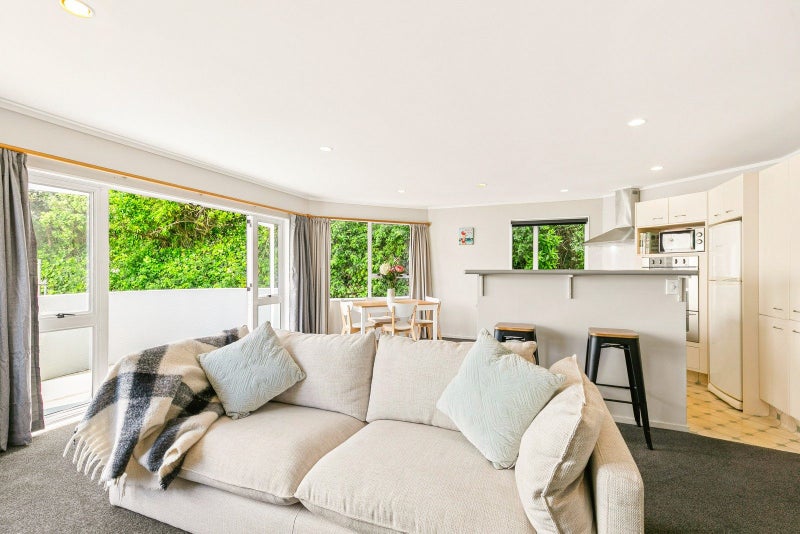 5 Erskine Close, Island Bay, Wellington - Carousel 1