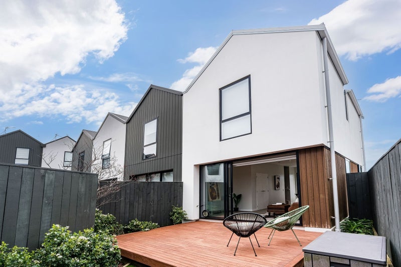 5/6 Oswald Crescent, Paparangi, Wellington - Carousel 1