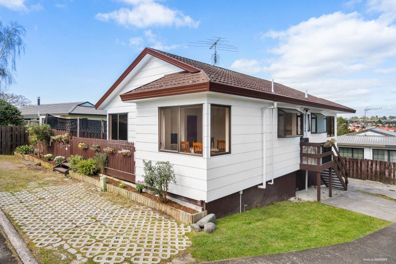 1/15 Coubray Place, Botany Downs, Auckland - Carousel 1