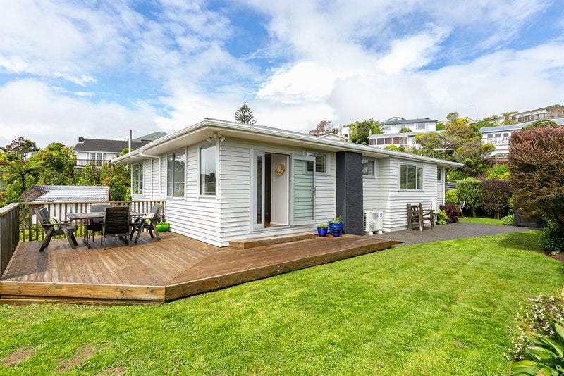 8 Paparangi Crescent, Paparangi, Wellington - Carousel 1